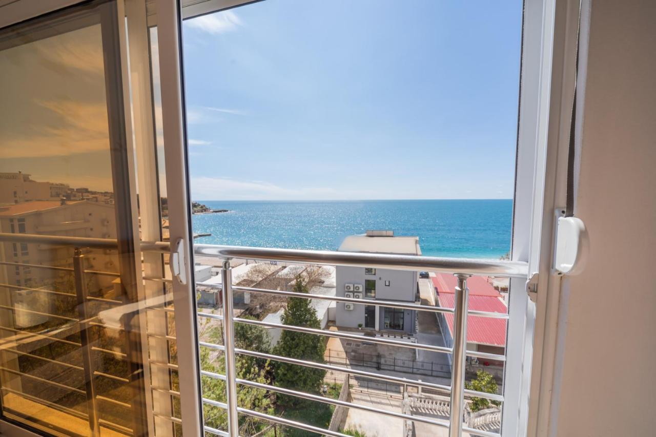 Apartments Добра вода Екстериор снимка