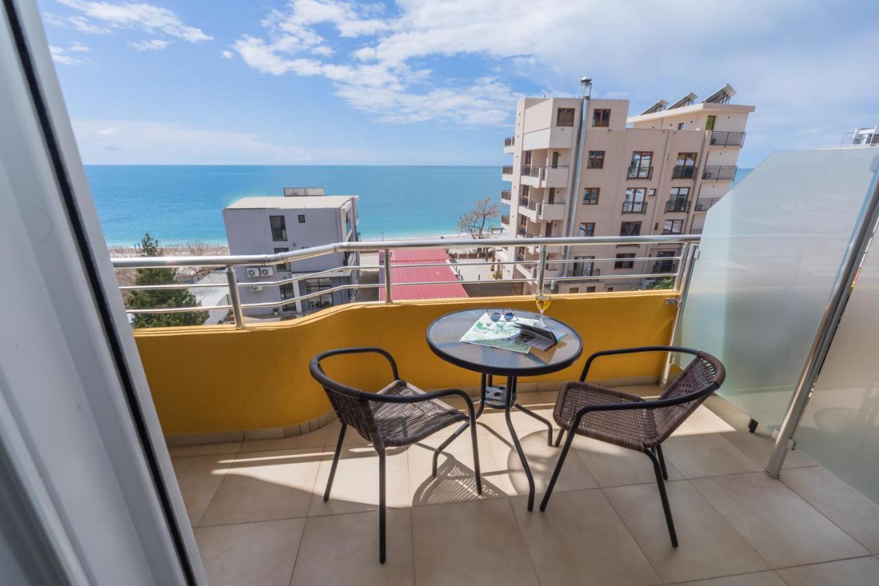 Apartments Добра вода Екстериор снимка