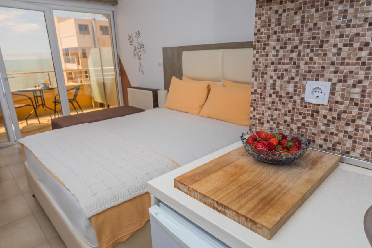 Apartments Добра вода Екстериор снимка