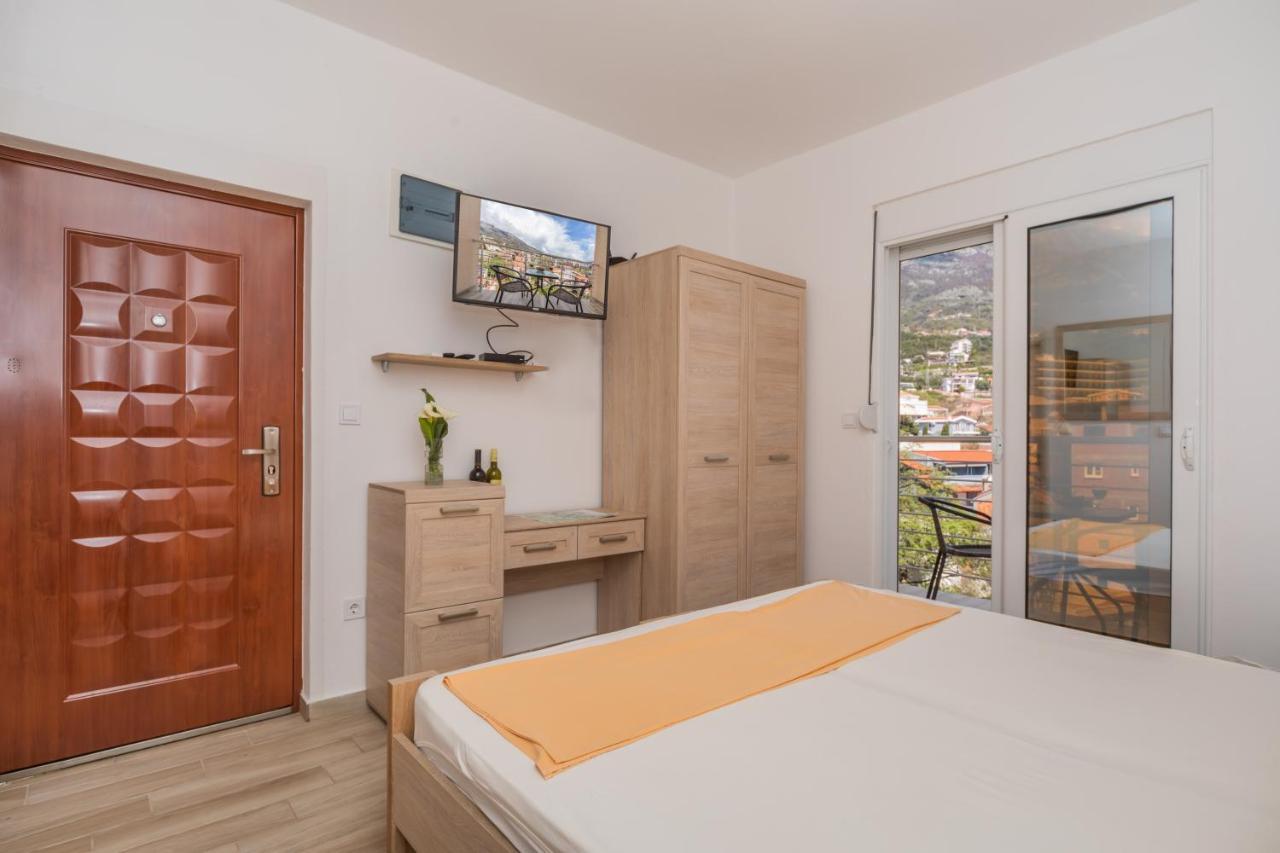 Apartments Добра вода Екстериор снимка