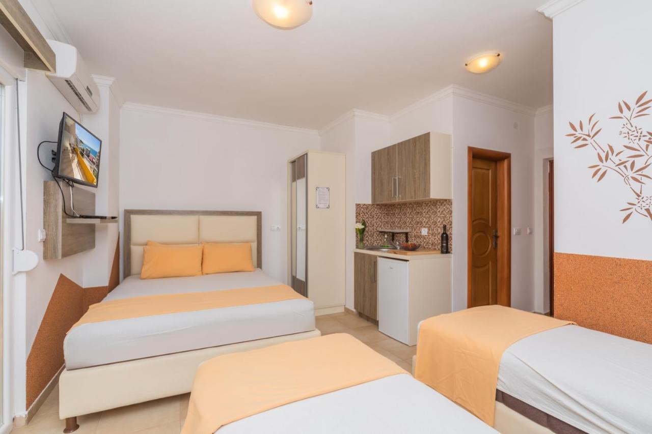 Apartments Добра вода Екстериор снимка