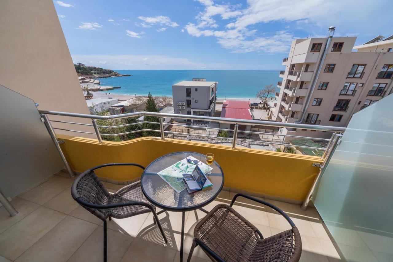 Apartments Добра вода Екстериор снимка