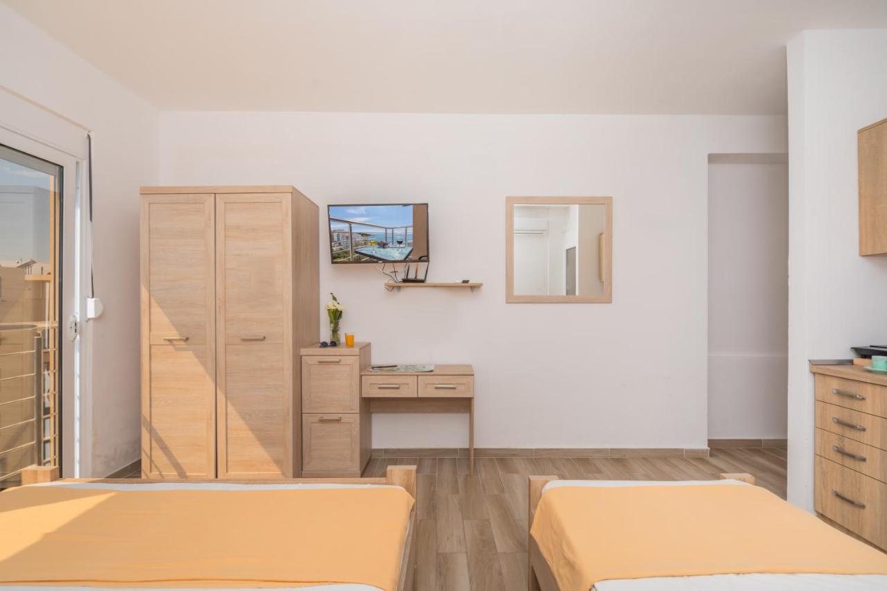 Apartments Добра вода Екстериор снимка