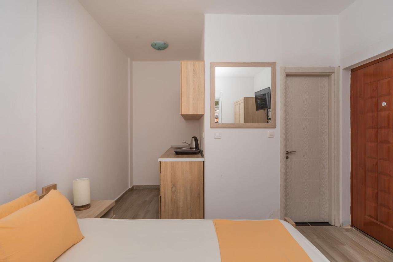 Apartments Добра вода Екстериор снимка