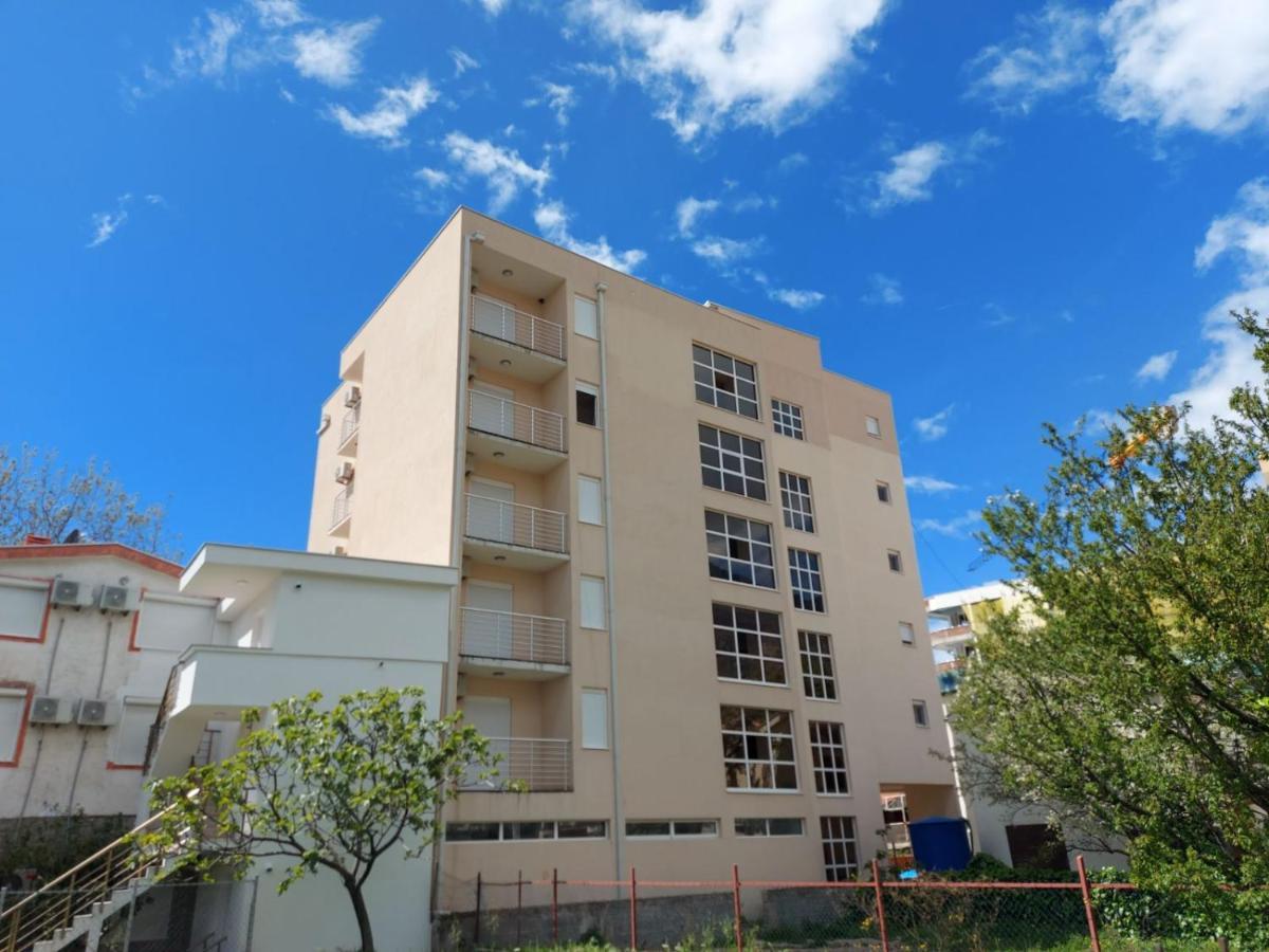 Apartments Добра вода Екстериор снимка