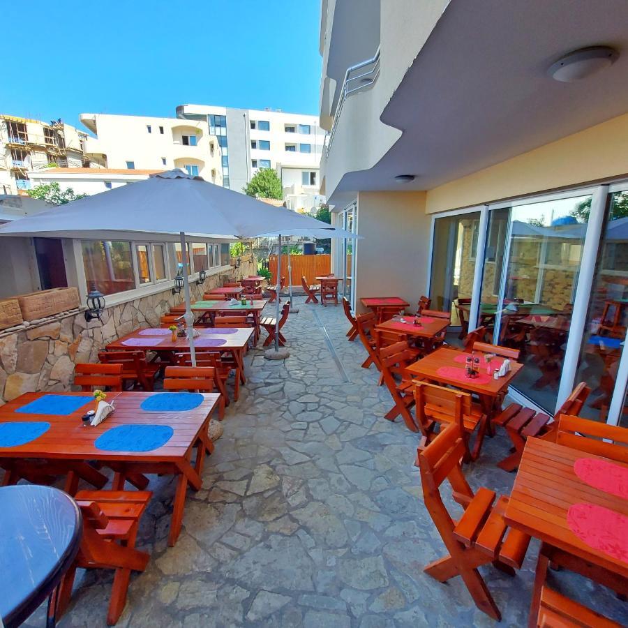 Apartments Добра вода Екстериор снимка